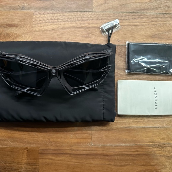 Givenchy Cut Cage Unisex sunglasses - Picture 7 of 7